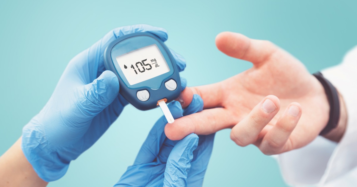 doctor-testing-blood-sugar-for-diabetes